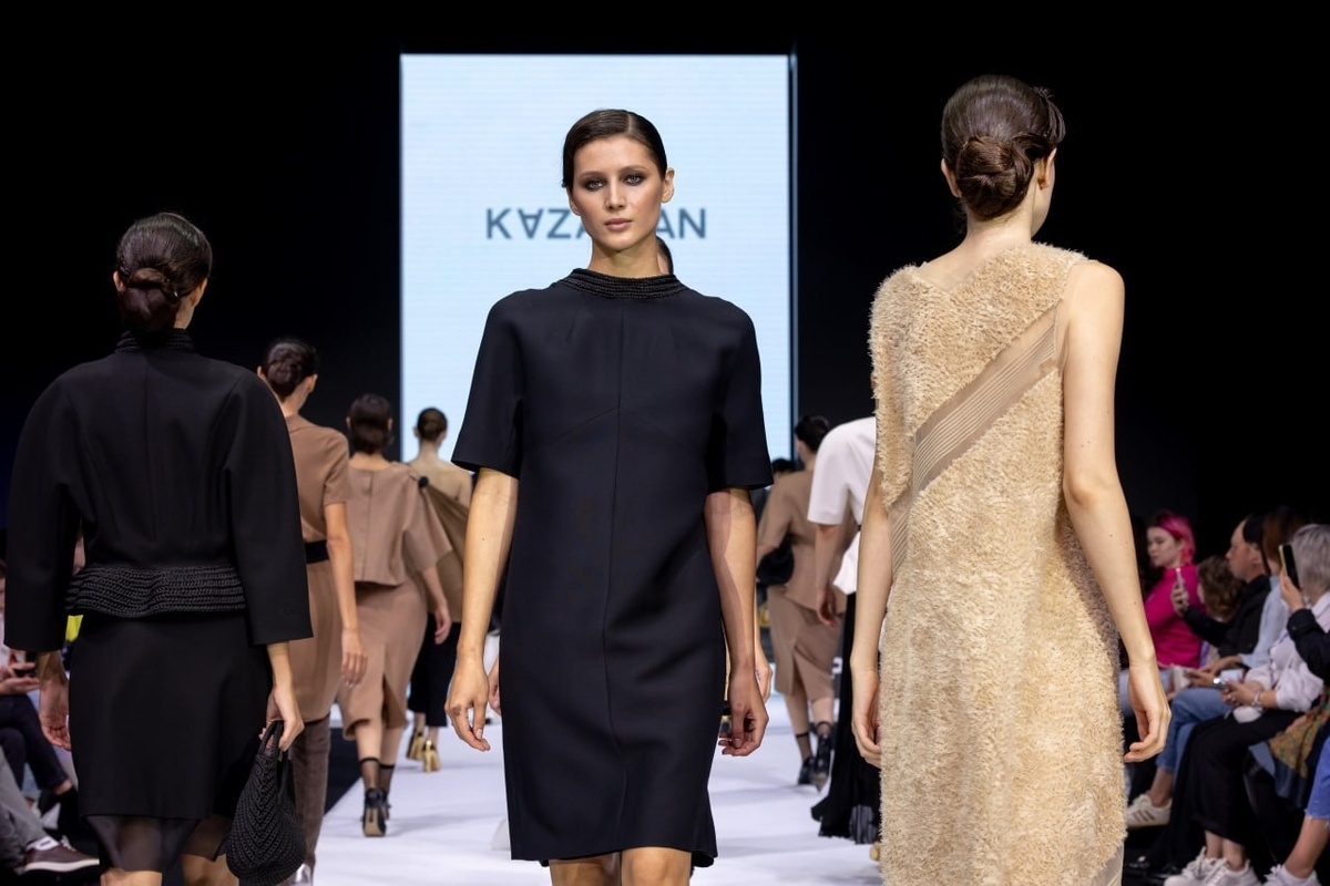 Сегодня мы с гордостью представляем вам еще одного выдающегося партнера НП «Открытый» – Карину Казарян. Ее имя стало синонимом интеллектуальной глубины, безупречной формы и глубокого философского подхода к творчеству. Путь Карины – это не просто создание одежды, это непрерывный диалог между художественным исследованием и дизайном, где каждая модель превращается в законченный арт-объект, наполненный концепцией и смыслом.

Академические Корни и Художественное Вдохновение

Творчество Карины Казарян опирается на прочный фундамент академического образования. Выпускница Московской государственной текстильной академии им. А.Н. Косыгина (1996), она с 1997 года является членом Международного союза художников. В 2006 году Карина защитила диссертацию на соискание степени кандидата искусствоведения, посвященную теме «Эволюция и инволюция многомерных художественных образов в дизайне одежды». Эта научная работа как нельзя лучше отражает сложность, многогранность и глубину ее творческого метода.

Особое влияние на художественное видение Карины оказал ее крестный отец, известный скульптор Рудольф Хачатрян. Именно от него она переняла основы уникальной техники «белого рельефа», которая впоследствии стала одной из визитных карточек ее работ. Уже с 2001 года персональные выставки Карины Казарян с успехом проходят в галереях Москвы и Европы, утверждая за ней статус серьезного и самобытного художника.

Восхождение на Мировой Фэшн Олимп

В 2004 году началась новая глава в истории Карины Казарян – основание ART FASHION STUDIO, которое положило начало восхождению бренда KAZARIAN на мировой фэшн Олимп. Признание пришло стремительно: уже в 2005 году, по личному приглашению легендарного Пьера Кардена, Карина представила свою коллекцию в парижском Espace Pierre Cardin. В том же году бренд принял участие в выставке Pret-à-Porter Paris с круизной коллекцией «Вслед за солнцем». А с 2006 года марка KAZARIAN была внесена в авторитетную энциклопедию европейской моды Favoris Europe.


