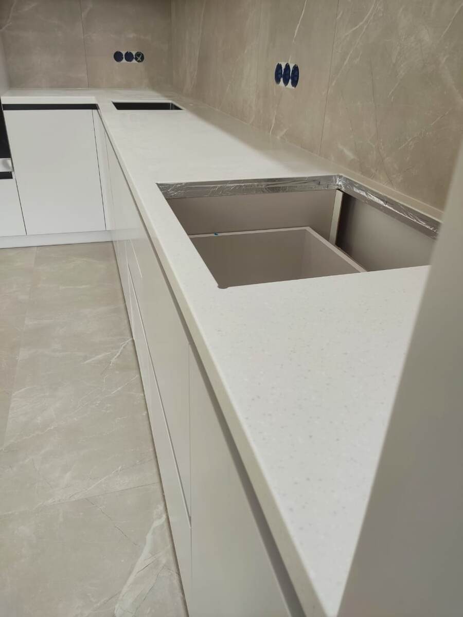 Столещница из камня бежевого цвета