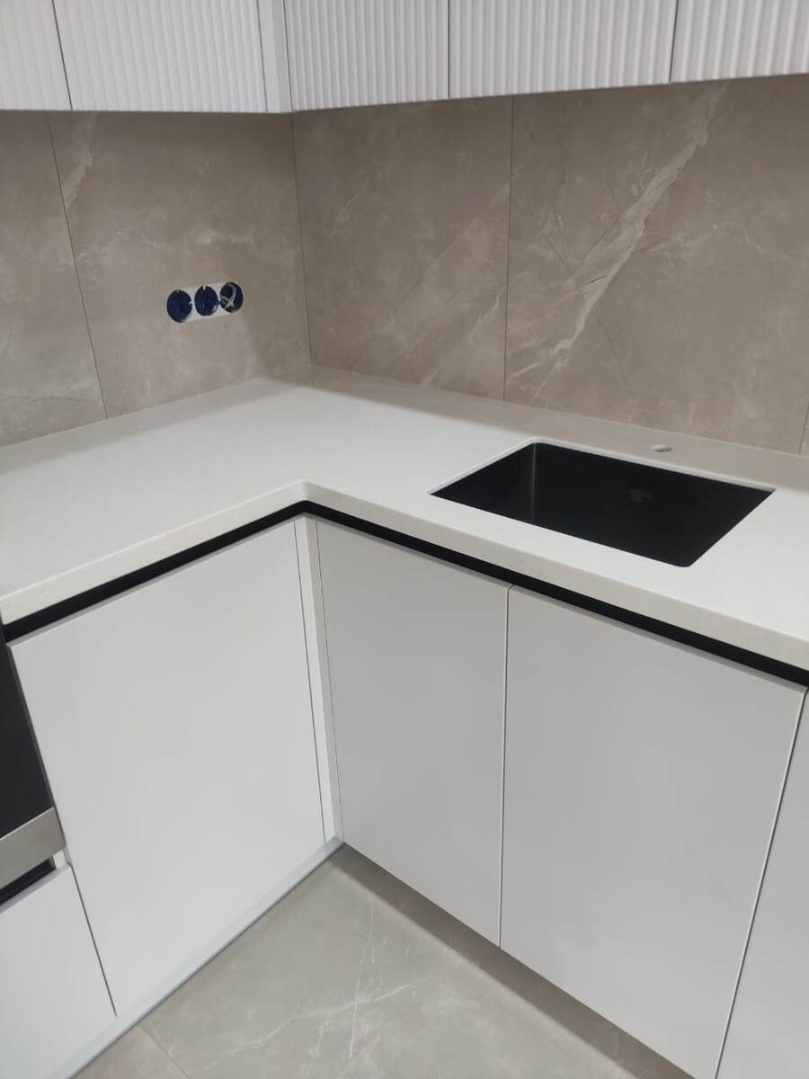 Мойка подстольного монтажа на кухне с акриловой столешницей