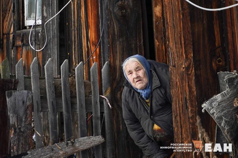    В пустой деревне в 4 часах от Екатеринбурга страшно выживают старики, чей внук на СВО