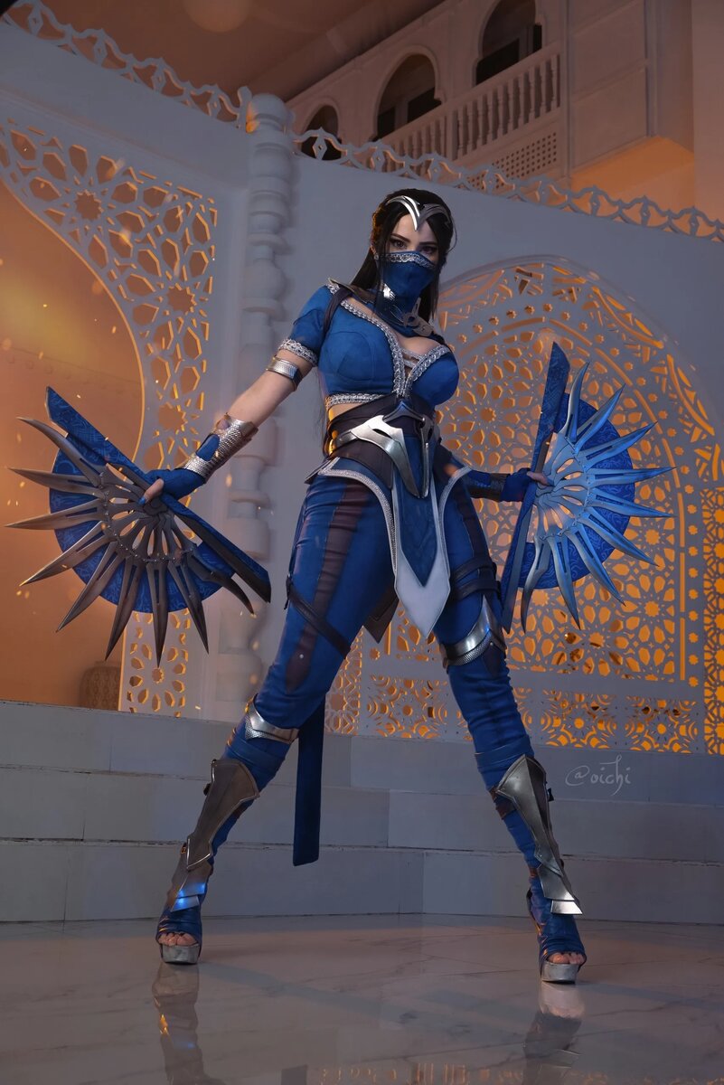 Косплей на Китану из вселенной Mortal Kombat. Косплеер: OICHI. Источник фото: vk.com/oichicosplay   📷