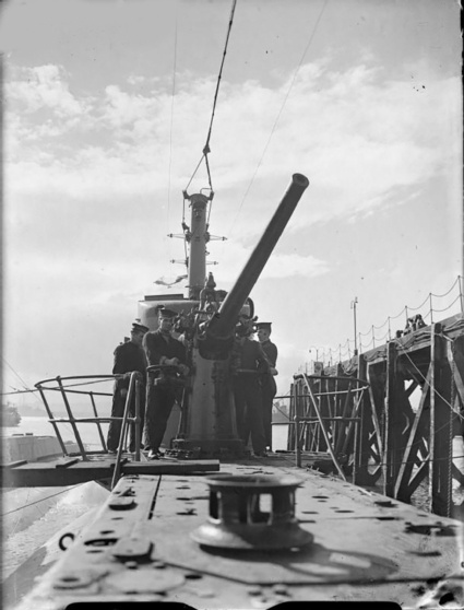 Imperial War MuseumsОрудийный расчет на палубе подводной лодки "Снаппер"