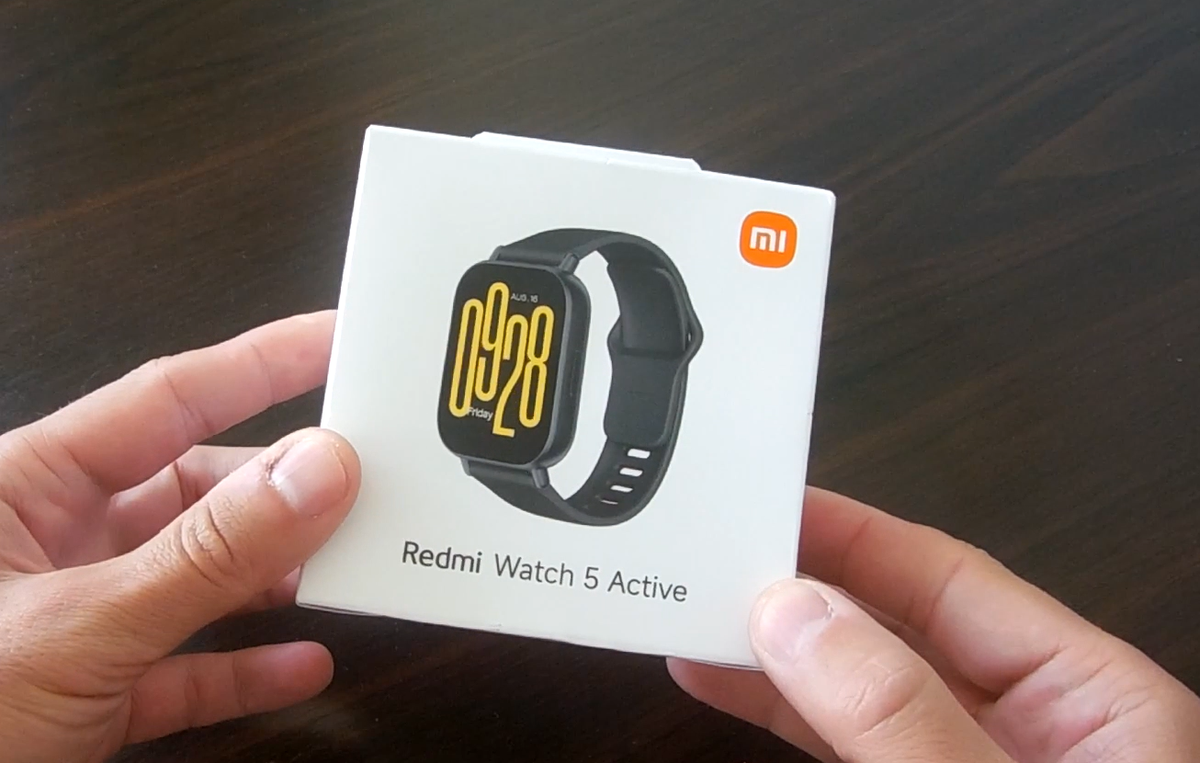 Упаковка с умными часами Xiaomi Redmi Watch 5 Active.