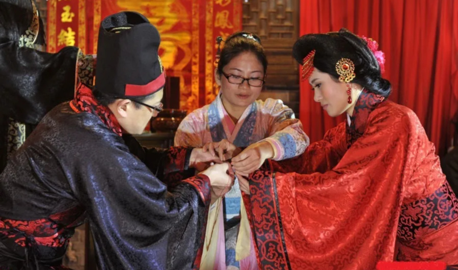 С целью создания семьи молодые люди в КНР часто обращаются к свахам. Все фото из открытых источников, отношения к героям публикации, событиям не имеют. Возможные совпадения случайны