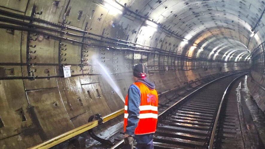 В казанском метро за две недели промыли более 17 км тоннелей