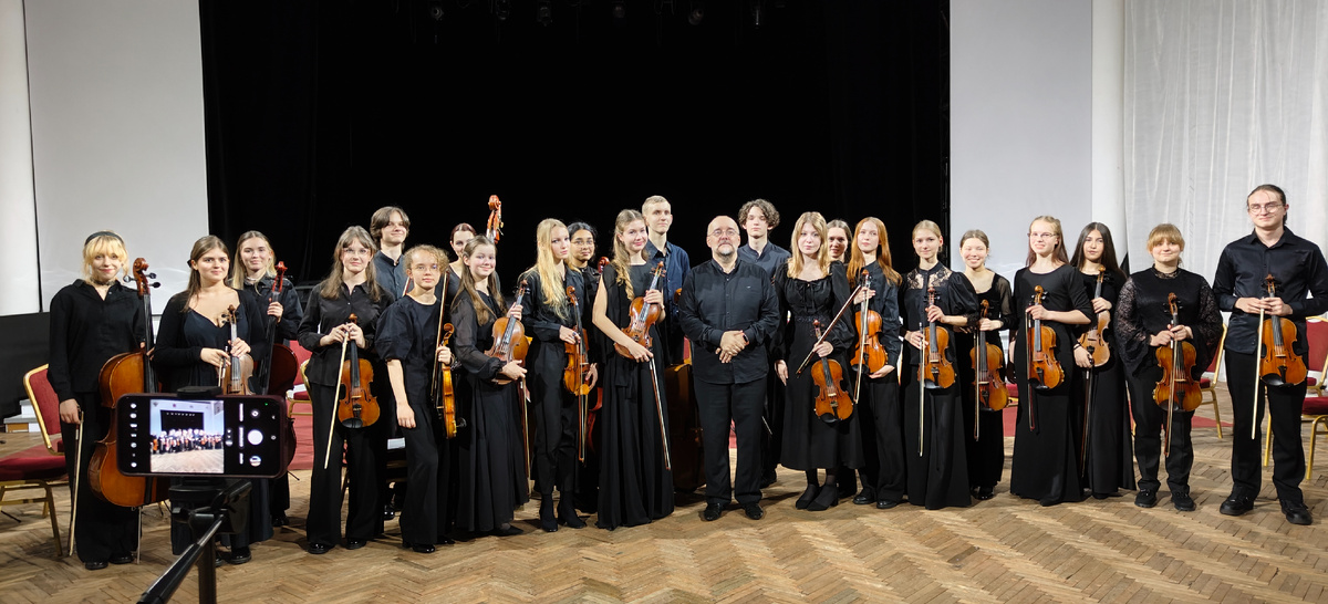 Вот такой прекрасный выступал вчера коллектив. Дмитрий Радко в центре