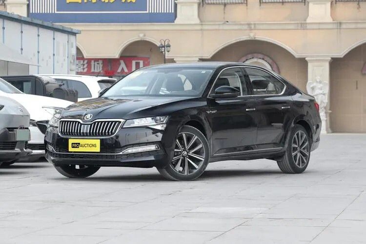 Большой седан, "жирный" снаружи и внутри. 