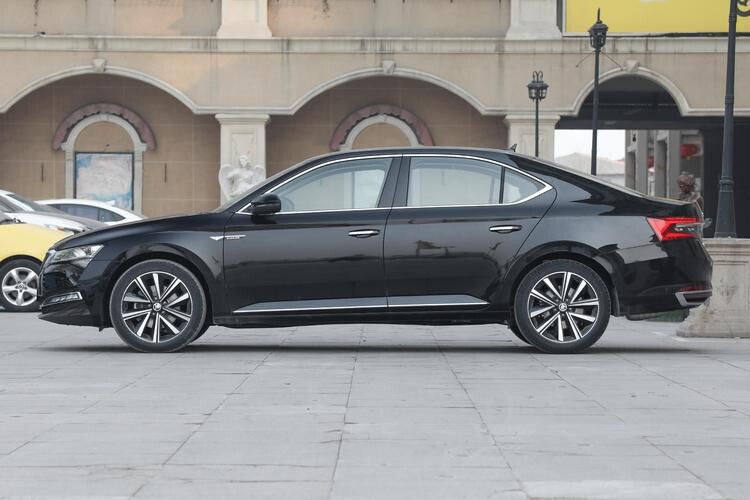 Реально длиной как Camry - 4,9м. 