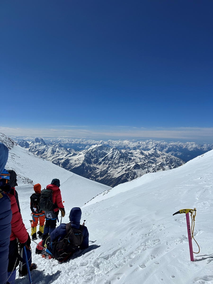 Одно из моих восхождений - гора Эльбрус - перила (примерно 5 350 метров).