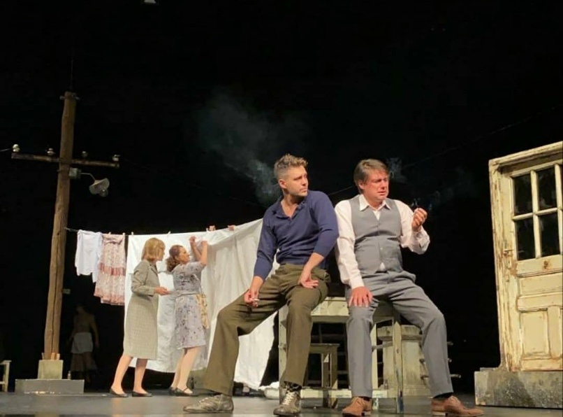 Милош Бикович в спектакле Белградского Драматического Театра «Когда цвели тыквы». Фото из сербских СМИ