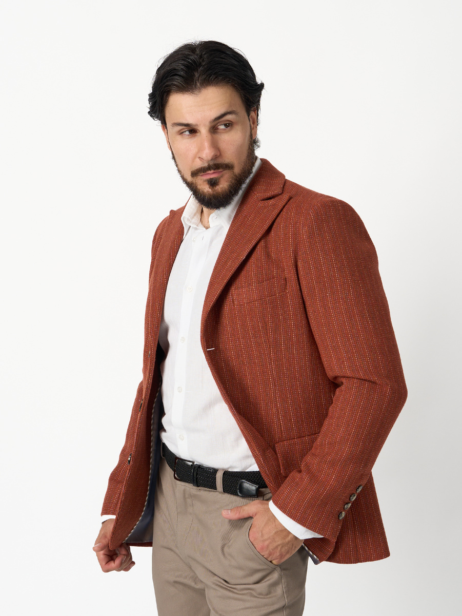 Пиджак насыщенного терракотового цвета из мягкой и приятной на ощупь полушерстяной ткани на вискозной подкладке. Однобортный, прилегающего силуэта с двумя шлицами. 
