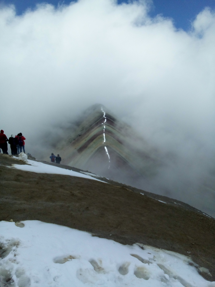 Почти всегда здесь облачно. Туристы ждут, пока появится просвет.