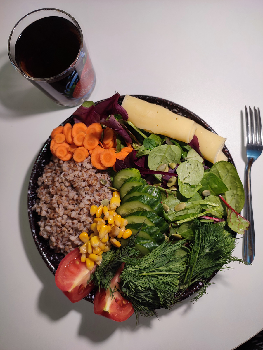 Обед был поздним. 