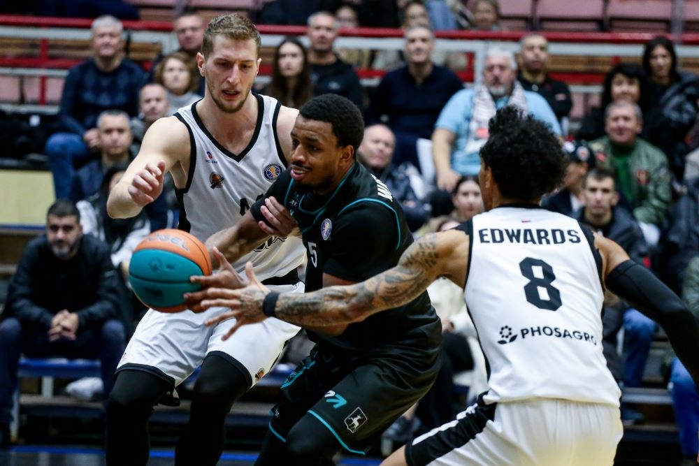    Айзея Вашингтон рвется к кольцу "Автодора". / Пресс-служба Единой лиги