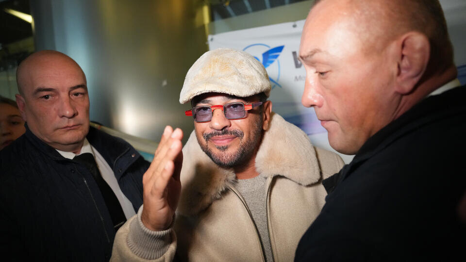     Турецкий певец Эмре Алтуг прилетел в Россию ИЗВЕСТИЯ/Дмитрий Коротаев