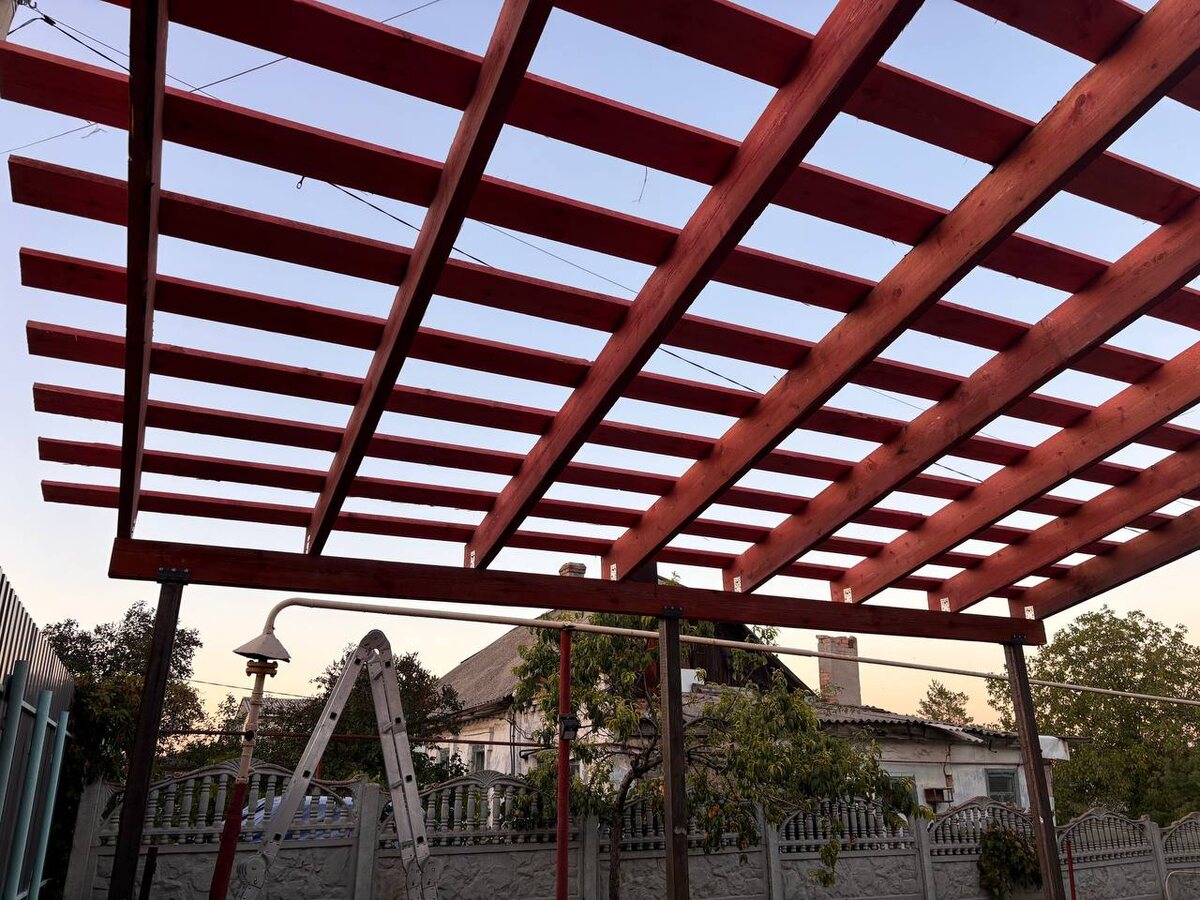 Лаги и обрешетка под навес из металлочерепицы в Донецке