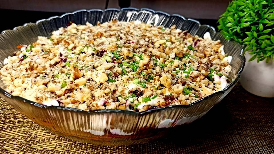 🥗 Салат с куриной печенью и свёклой — сытно, ярко и по-домашнему вкусно!