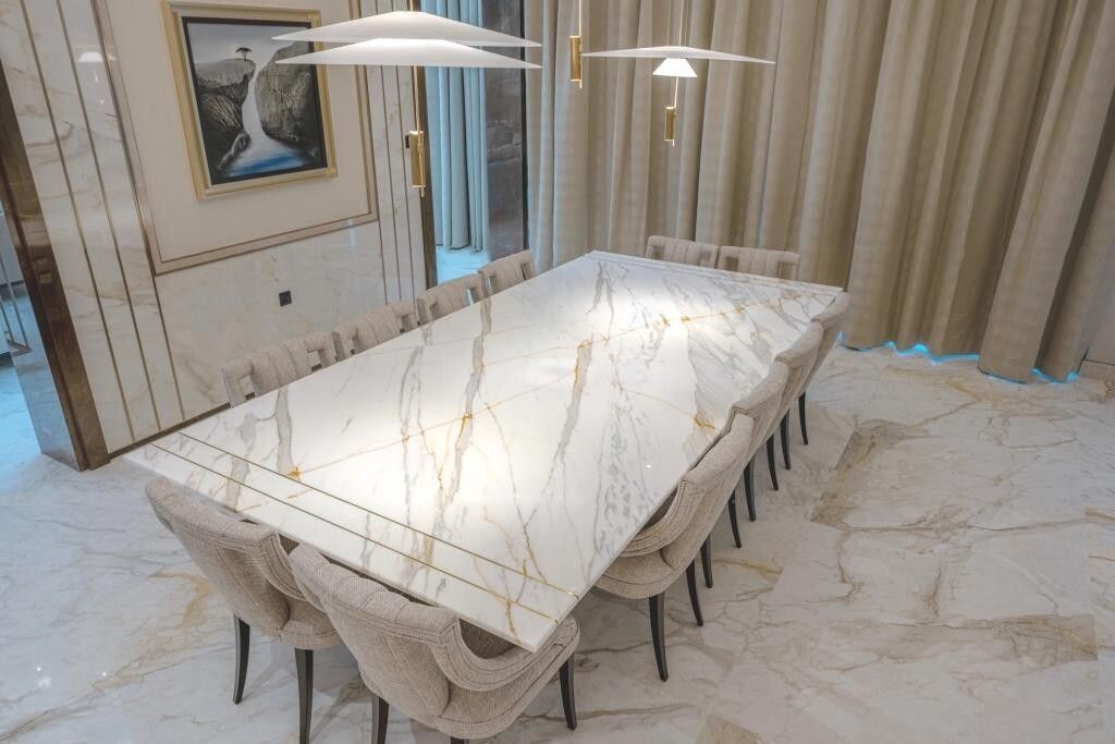 Стол из натурального итальянского мрамора Calacatta Borghini (Калаката Боргини)