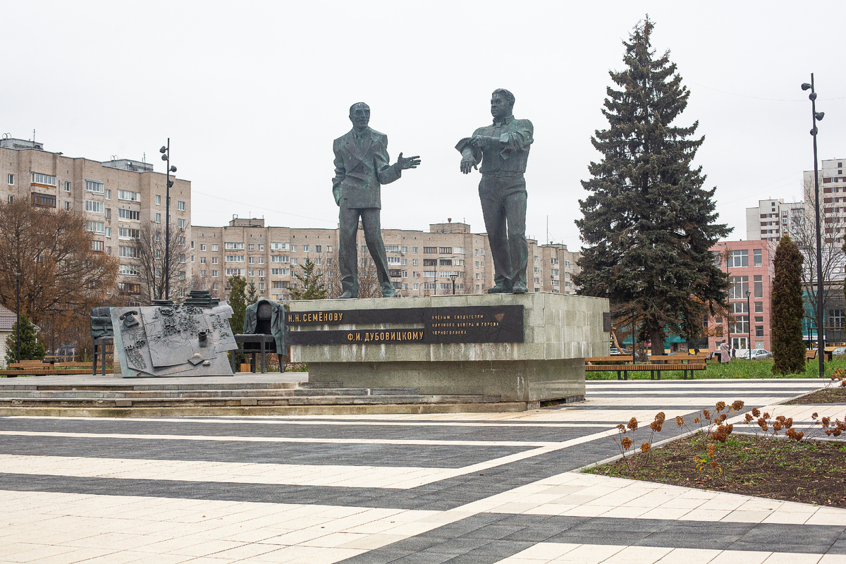 Памятник Н.Н. Семёнову и Ф.И. Дубовицкому - учёным, создателям научного центра и города Черноголовка. Черноголовка, Московская область. Фото автора статьи 