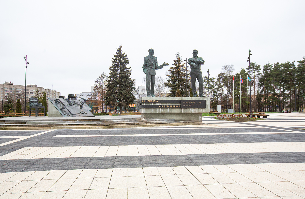 Памятник Н.Н. Семёнову и Ф.И. Дубовицкому - учёным, создателям научного центра и города Черноголовка. Черноголовка, Московская область. Фото автора статьи 