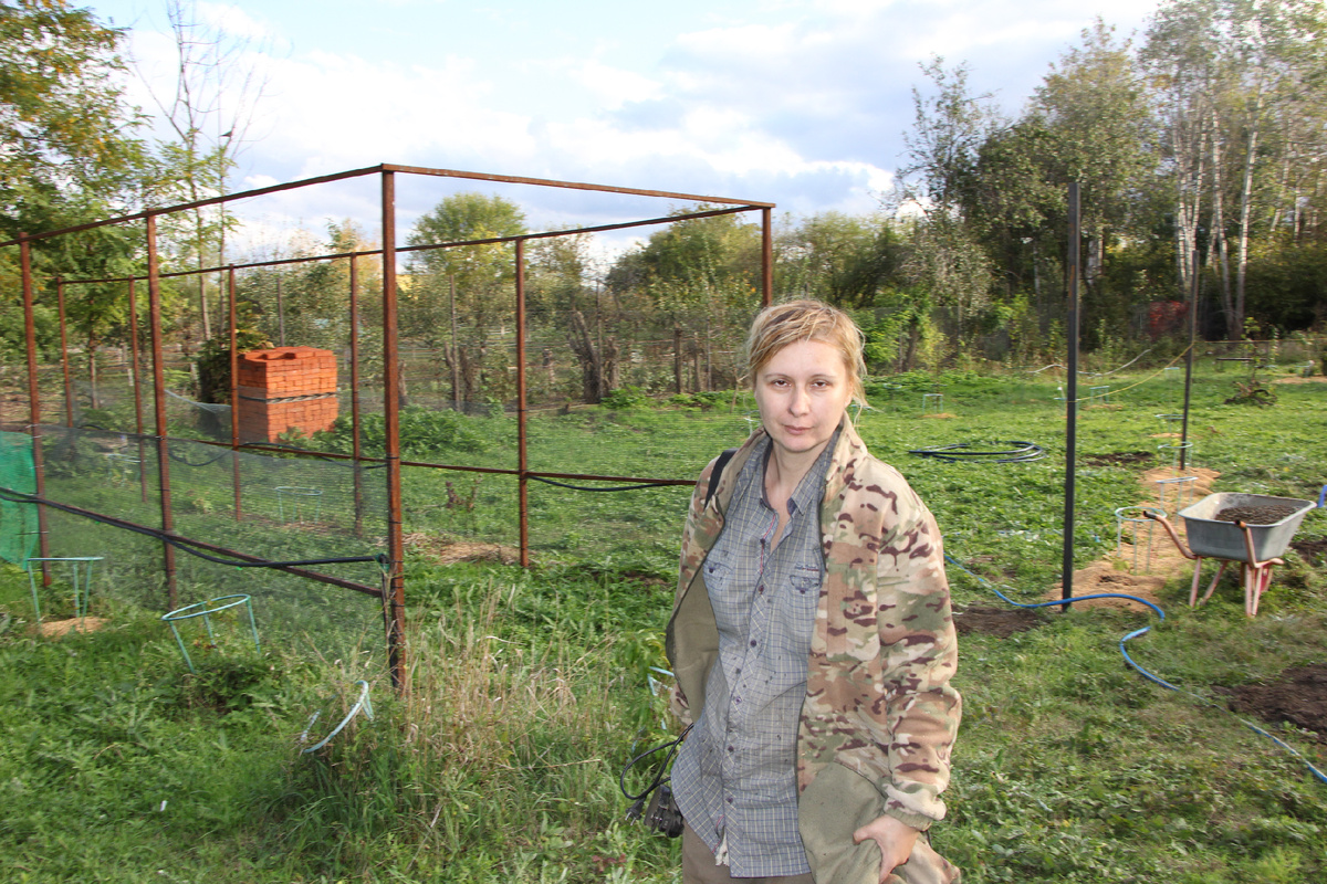 Замученная нарзаном на фоне вечной стройки. Здесь заложена новая секция виноградника. Вы не видите виноград? А он там есть) Десять кустов и еще шесть.