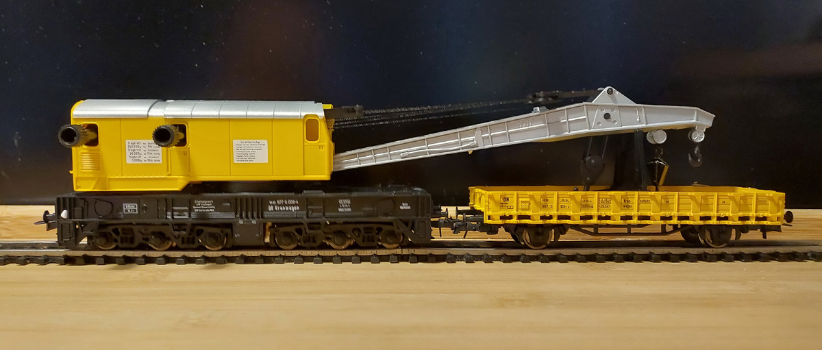 Желтый железнодорожный кран РОКО