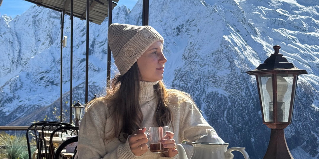 Где на Домбае попробовать знаменитые хычины с красивым видом на горные хребты