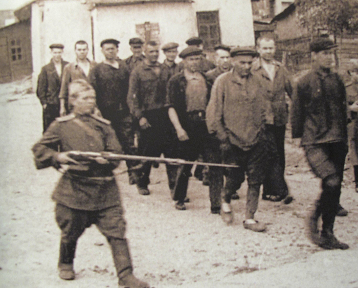 Заключенные под охраной