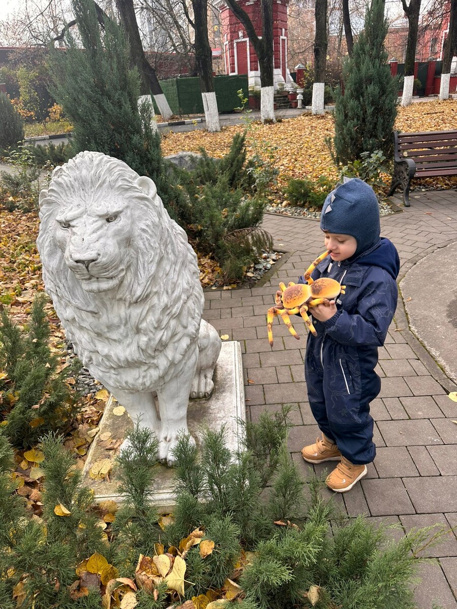 Матвей в осеннем парке. 