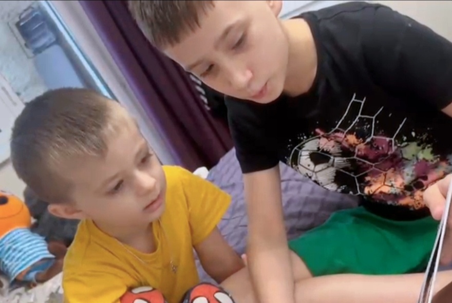 Матвей со старшим братом. 