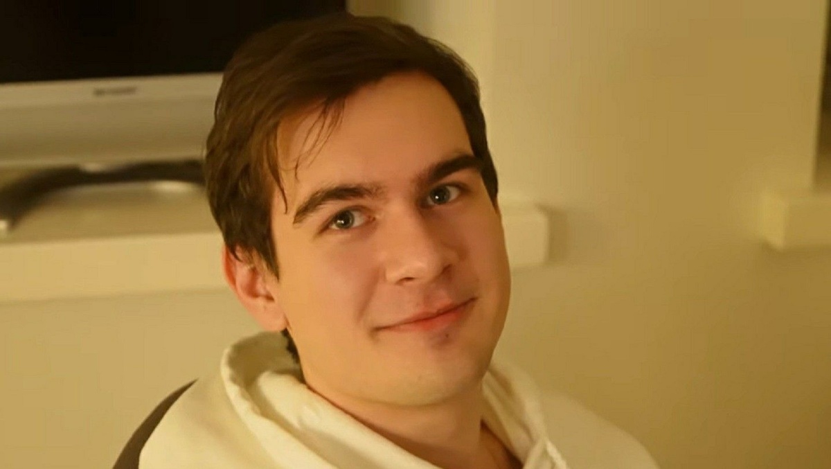     Путь Братишкина начался в 2014 году, когда он начал стримить на Twitch и постепенно перешел от игровых трансляций к формату реакций, который стал его главным стилем