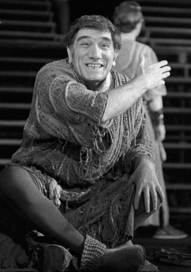    Армен Джигарханян в роли Сократа в спектакле по пьесе Э. Радзинского «Беседа с Сократом». 1985 г. Фото: РИА Новости/ Т. Красовская