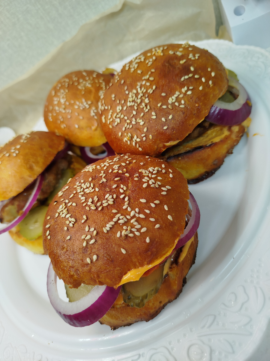 Рецепт бургеров.

1. Выбираем правильное мясо. Если это говядина то выбираем мякоть шеи, лопатки, грудинки и заднего отруба.
Если это курица то грудинка + куриные бёдра. 
Должно быть  правильноесоотношение мяса и жира. Для говядины это 70% мяса и 30 % говяжьего жира.
Для курицы 60% куриного филе +40% куриного жира( куриные бёдра со  шкуркой). Прокручиваем два раза на крупном помоле, чтобы котлета имела фактурность. Больше ничего не добавляем в фарш.
Формировать котлеты можно при помощи специального кулинарного кольца, или крышки от большой банки.
Идеальные котлеты для бургеров имеют диаметр 13-15 см , толщину не больше 1,5 см а вес 150 гр.
Идеальная булочка для  бургера имеет диаметр 12 см.

В сыром виде диаметр котлетки должен быть на 1-2 см больше булочки, потому что в процессе жарки котлета уменьшается в размере. При формировании  котлет смачивать руками в холодной воде , чтобы температура тела отрицательно не влияла на жиры.