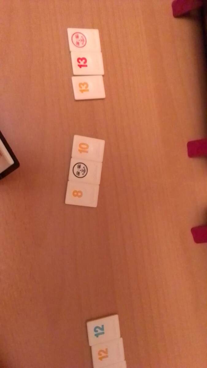 Здесь очень интересный момент партии. Оба джокера в начале игры с одной доски. Фото автора.