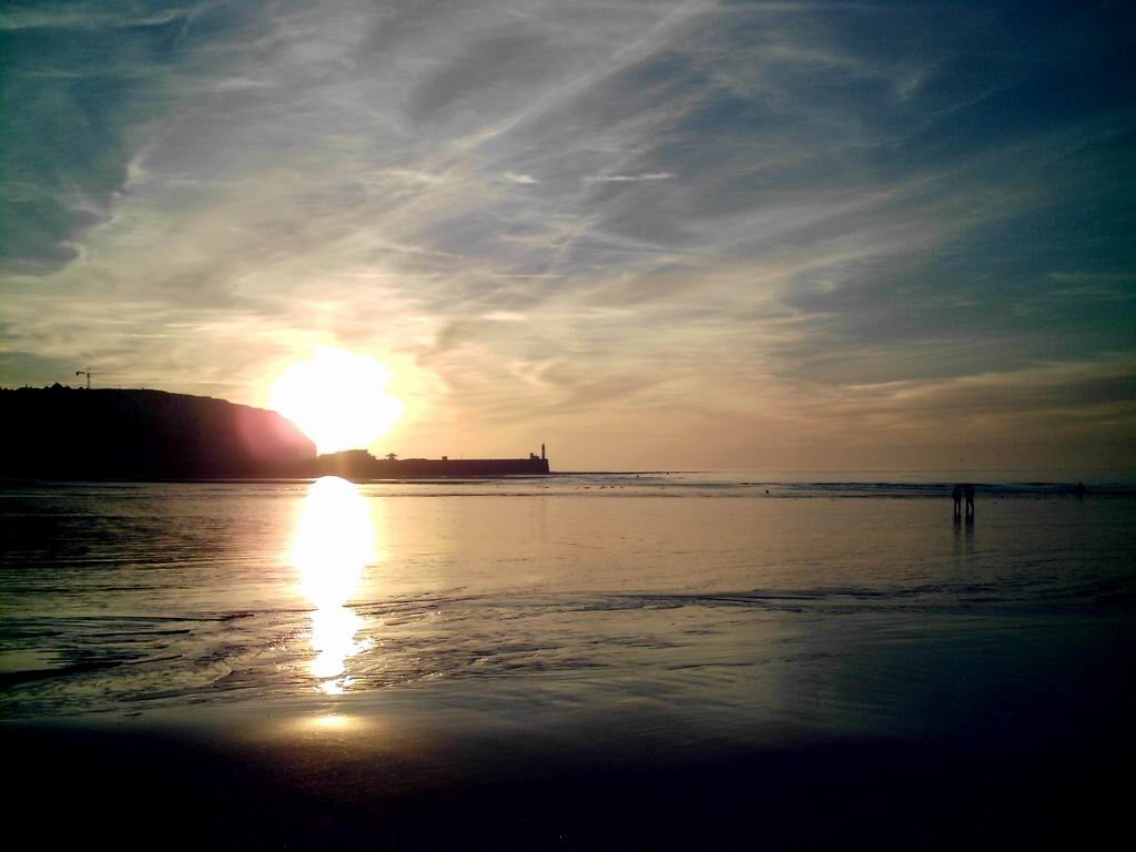 Ты не верило, я вернулся,
Наплевал на страх, гордость прежних лет.
Ты не думало, я вернулся,
В рюкзаке лежат два десятка бед.