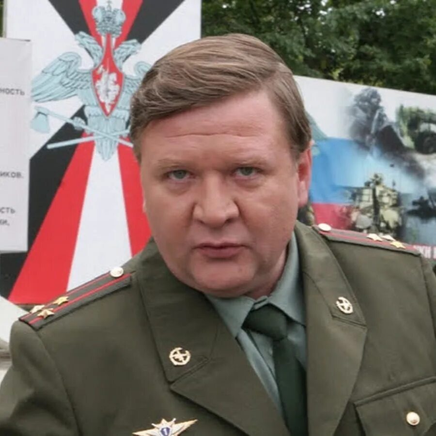 Колобков Виктор Романович. На момент первого сезона был в звании Майор.