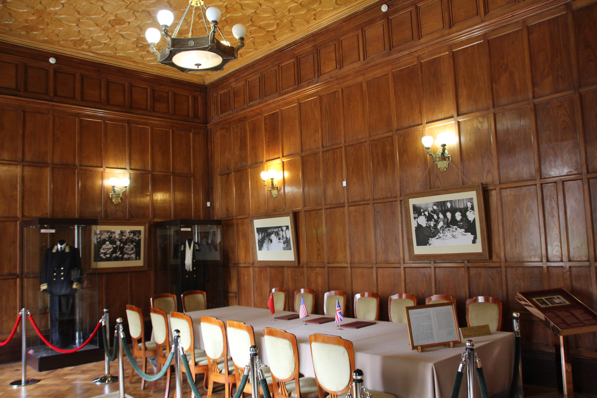 В Биллирдной состоялось итоговое подписание документов Ялтинской конференции. Фото: автор