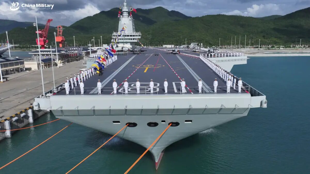    Поднятие флага на авианосце «Фуцзянь». © China Military Online