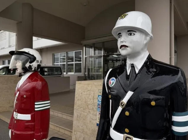 Говорят, статуи стали ставить, чтоб заменить нехватку живых людей на службе, хоть какой-то эффект устрашения