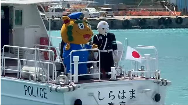 Да, это надувной маскот города - жуткий белый полицейский курсирует вдоль берега