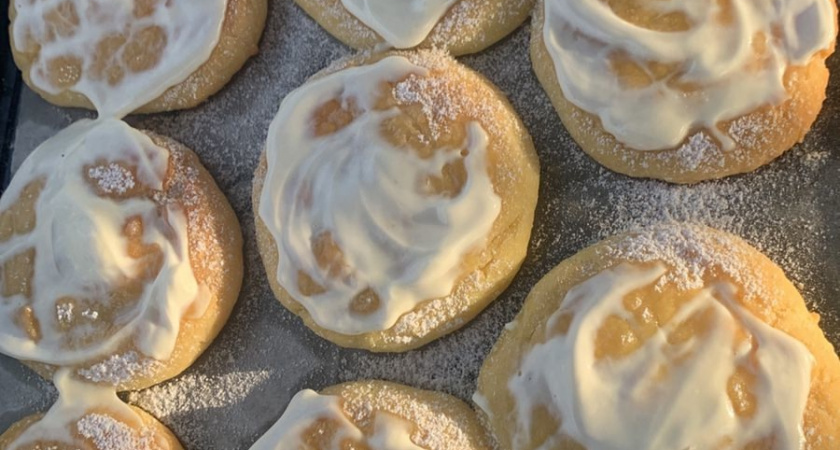    Взбиваем кефир с майонезом — и через 15 минут гора вкуснятины к чаю готова: домашние уплетают, только за ушками трещит от удовольствия