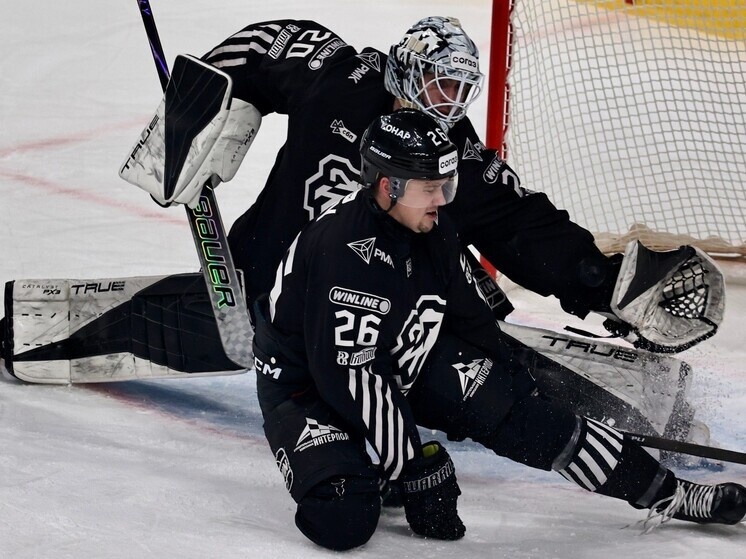     Вратарь "Трактора" Сергей Мыльников из-за полученной травмы уже несколько матчей не может помочь своей команде. Фото Юлии Боровиковой ("Вечерний Челябинск")