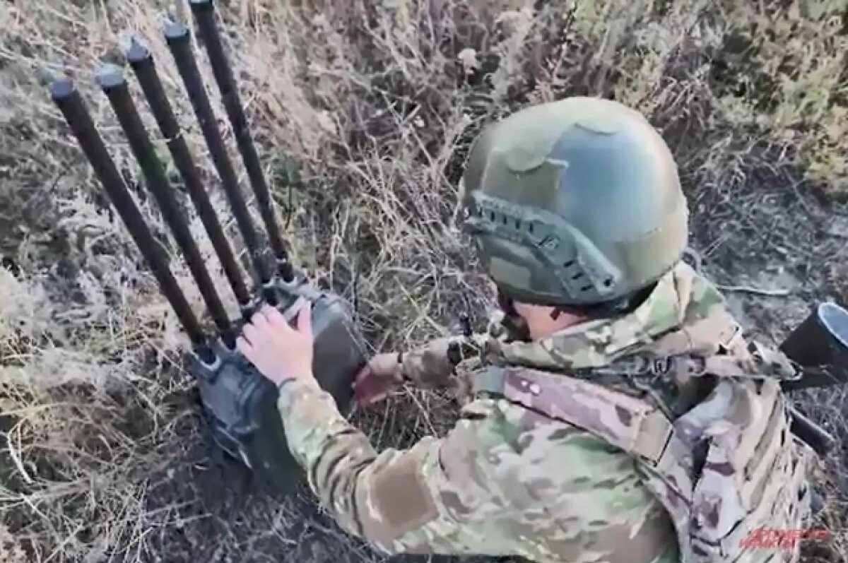    Боец ВС РФ разворачивает установку РЭБ.