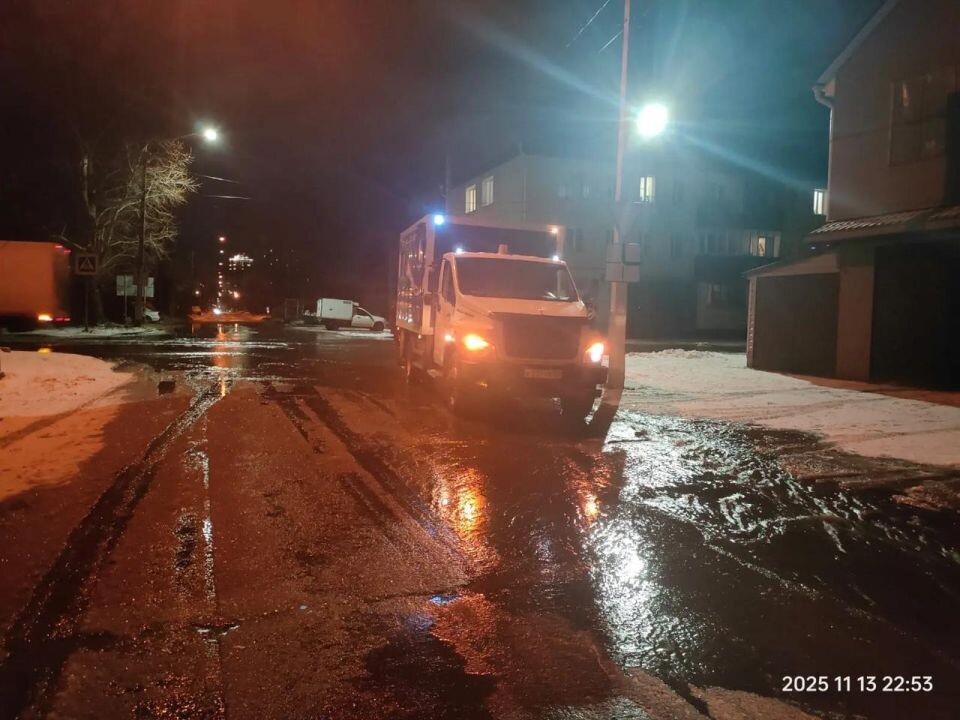    Повреждение водопровода в переулке Малый Прудской. Источник: t.me/barnaul_org