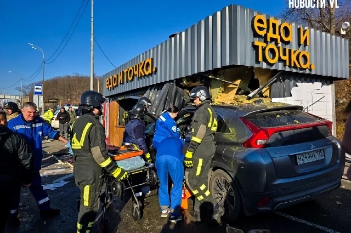    Кроссовер во Владивостоке въехал в пит-стоп: четверо в больнице, один погиб