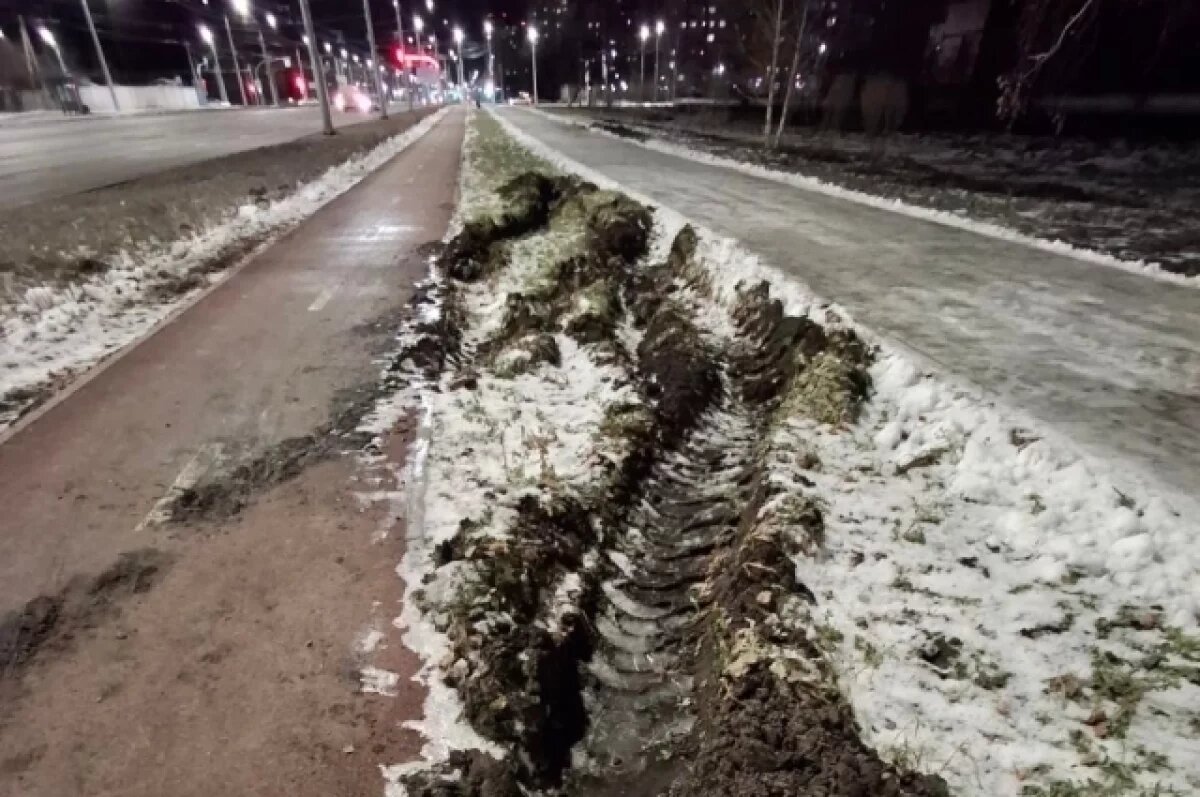    Бульвар Архитекторов в Омске пострадал от колёс большегруза