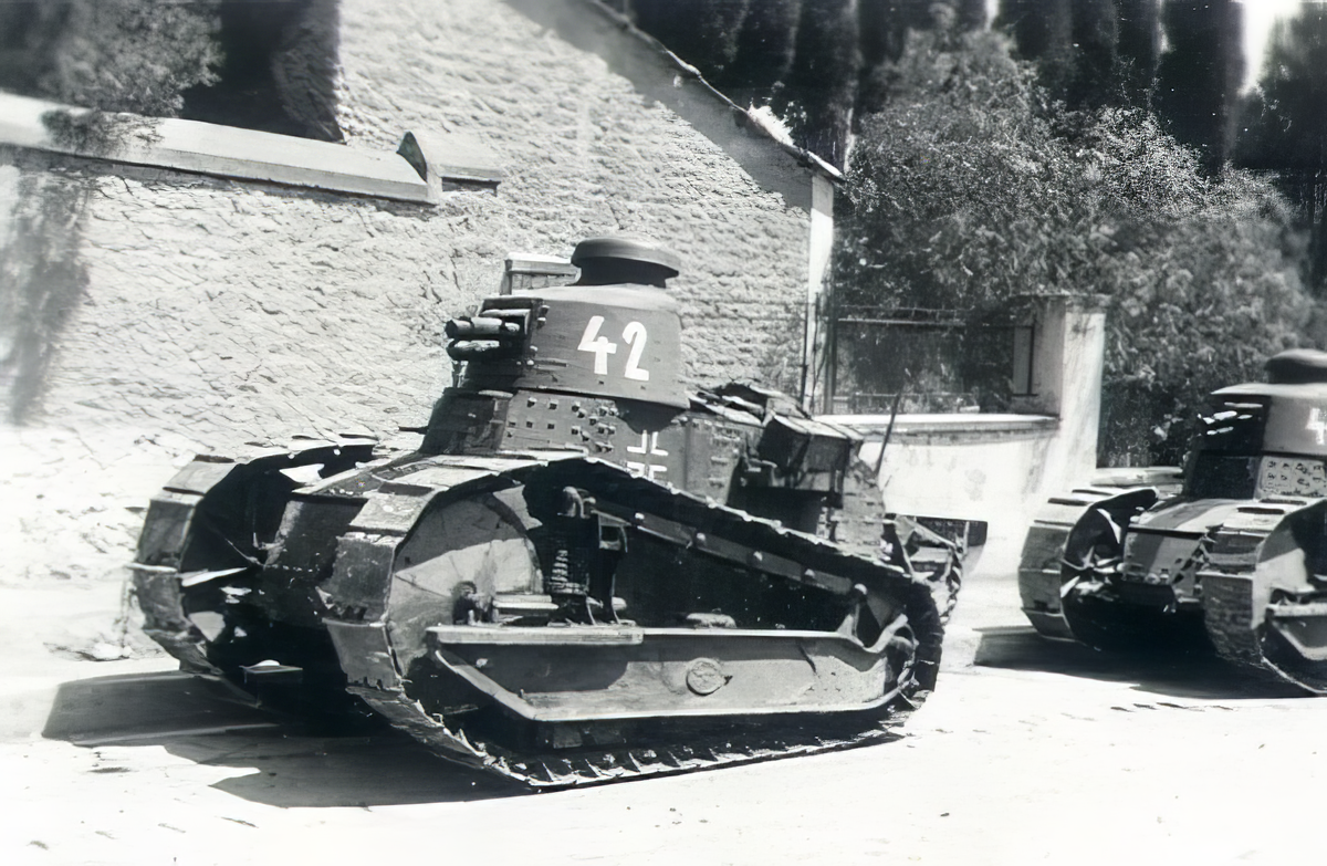 Пара PzKpfw 17R 730с(f) в Норвегии