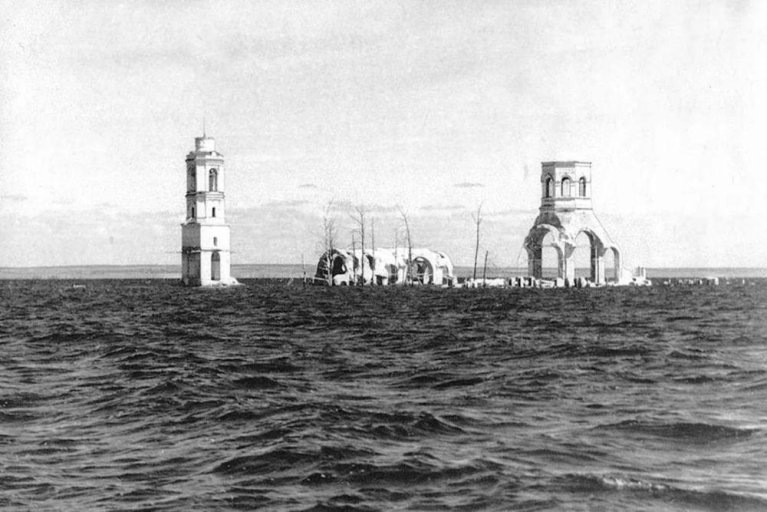 Территория, на которой сейчас плещутся волны водохранилища, когда-то была обжита людьми. Затопленный город Молога стал символом этой жертвы. 