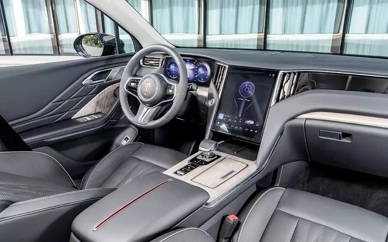    Архитектура передней панели с вертикальным экраном уже стала фирменной чертой Hongqi. Вскоре в медиасистему добавят Apple CarPlay и Android Auto.