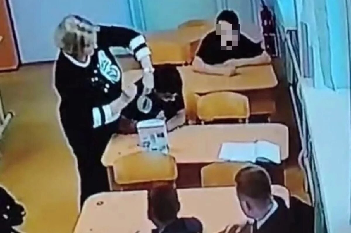    Всё происходило под камерами школьного видеонаблюдения